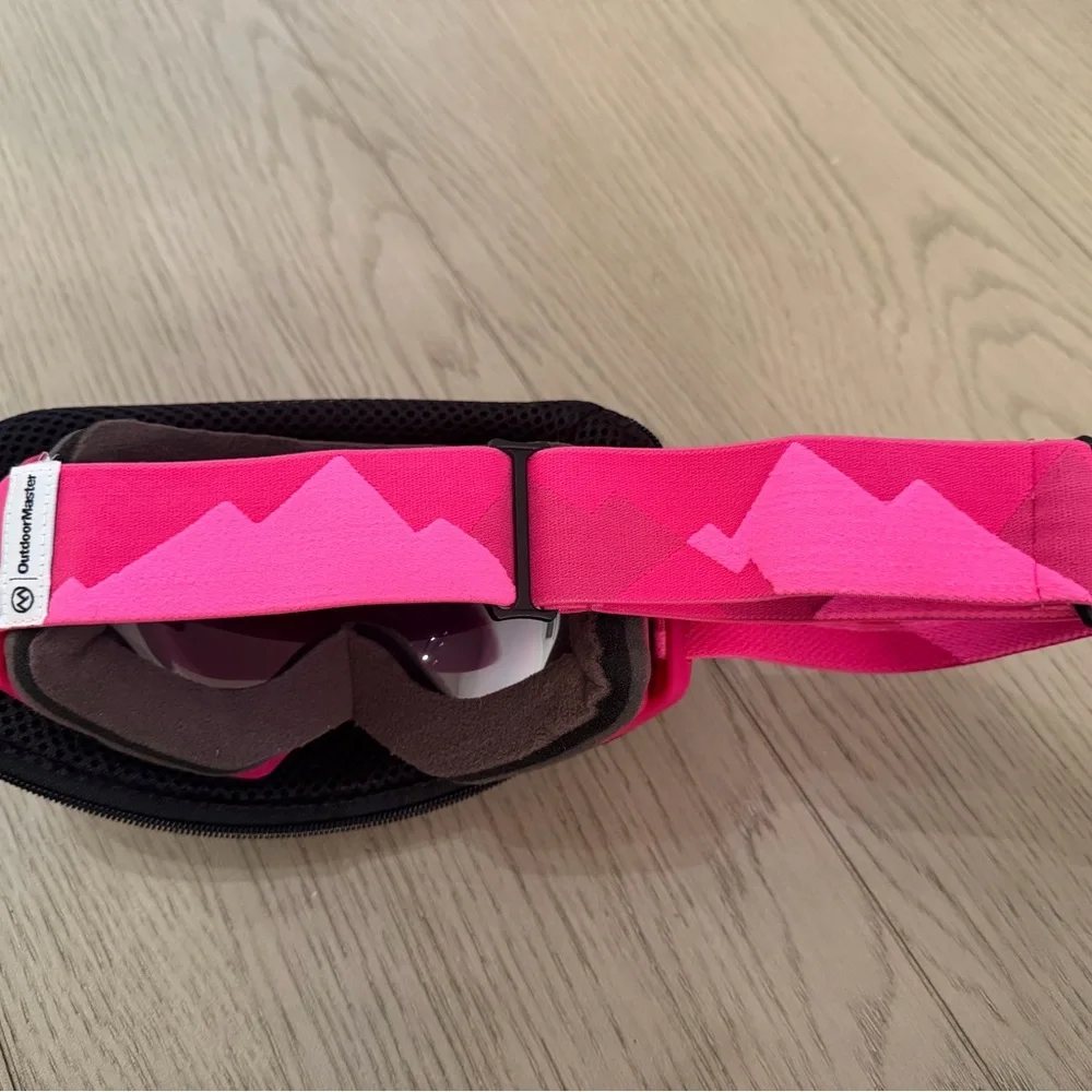 Pink Ski / Snowbaord Goggles. Brand New with Hardshell Case